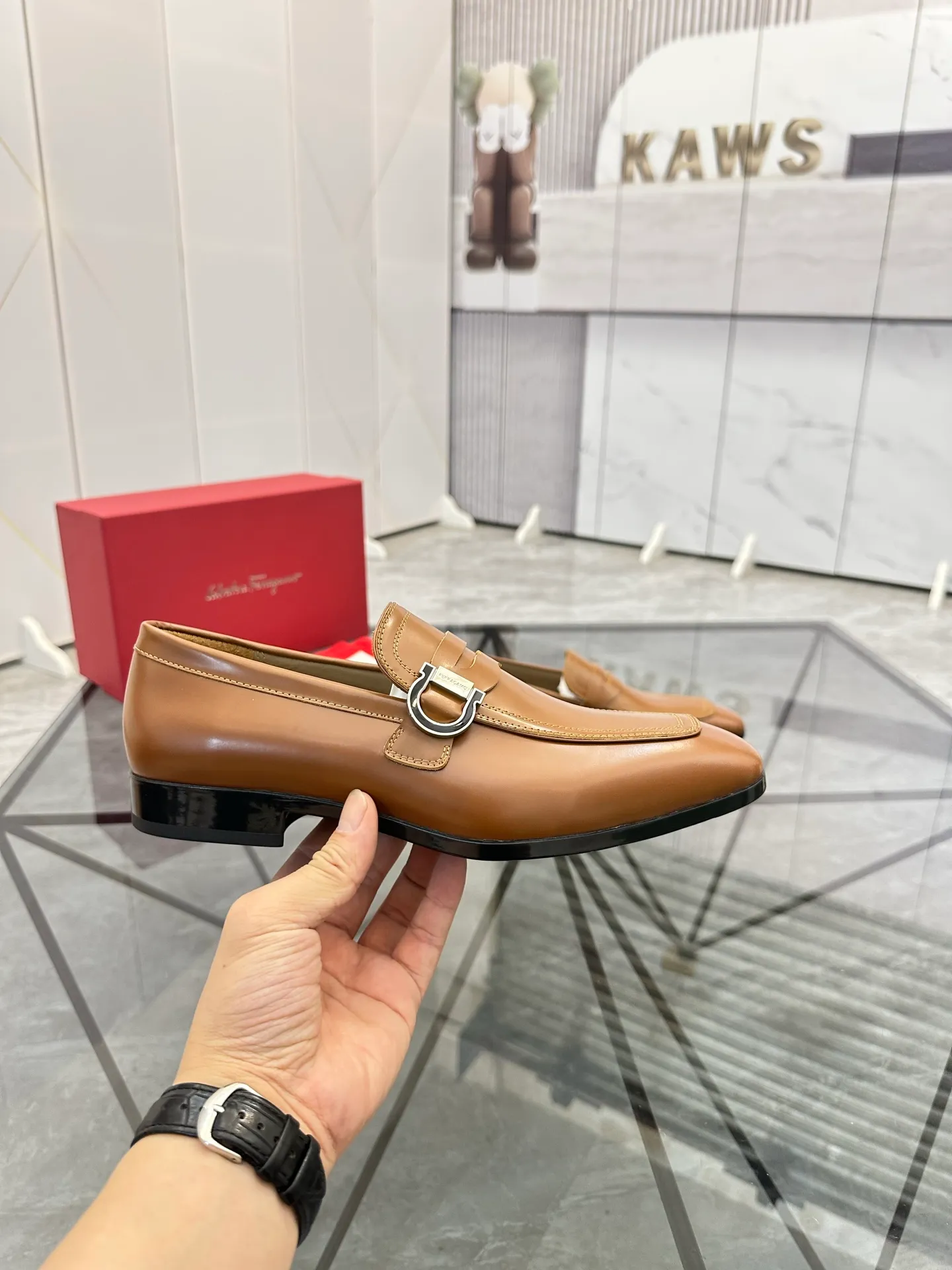 Men's shoes: 💰P640¥ High-end quality Product trademark: Ferragamo* "Ferragamo*" leather shoes Regular size: 38-44 (can be customized to 45.46.) Product materials: imported first-layer cowhide leather upper, cowhide lining, original outsole. Number: 688
